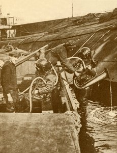 Un buzo con eufonio y espadas del Kaiser alemán hundido en Scapa, c1930
