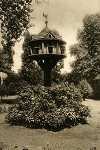 Un palomar - en el jardín de la Marquesa Viuda de Bute, St. Johns Lodge, Regents Park, 1920 de Unbekannt