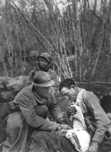 Un soldado francés herido es tratado, Primera Guerra Mundial, Francia de Unbekannt