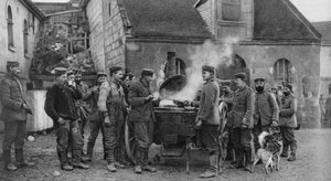 Una cocina de campaña del ejército alemán en un pueblo francés, Primera Guerra Mundial, 1915 de Unbekannt