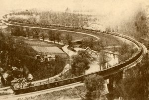 Un tren de mercancías gigantesco de cincuenta y cuatro vagones tirado por una locomotora, Ferrocarril Chicago y Noroeste, 193 de Unbekannt