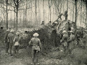 Un buque de tierra trayendo bajo camuflaje un cañón naval alemán de 5.9, 1919 de Unbekannt