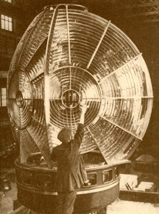 Linterna de faro con lentes de destello grupal, c1930 de Unbekannt