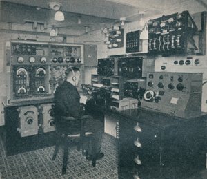 Un operador inalámbrico de Marconi recibiendo mensajes inalámbricos mientras el Empress of Britain cruza el Atlántico de Unbekannt
