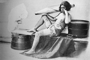 Una mujer Marquesa con la parte inferior de las piernas completamente tatuada de Unbekannt
