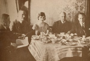 Una comida a bordo del Graf Zeppelin mientras vuela sobre el Atlántico, 1927 de Unbekannt