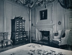 Un Arcón de Nueva Inglaterra con Base Bombe en uno de los dormitorios del palacio de Williamsburg de Unbekannt