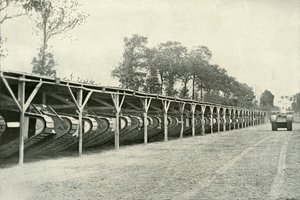 Un parque de tanques británicos justo detrás de la línea del frente, 1919 de Unbekannt