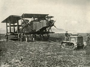 Un pequeño tractor motorizado colocando una enorme máquina de bombardeo de la RAF en posición..., 1919 de Unbekannt