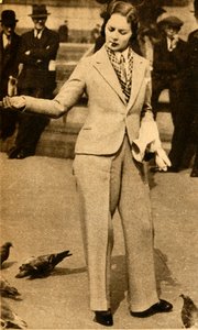 Una dama con pantalones alimentando palomas en Trafalgar Square, 1933 de Unbekannt