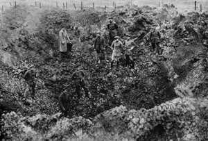 Un cráter causado por la explosión de una mina, Frente Occidental, 1917