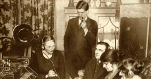 Una familia escuchando los resultados de las elecciones generales de 1923, 1935