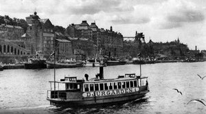 Un ferry en camino a la isla de Djurgarden, Estocolmo, Suecia, c1923