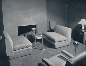 Un grupo junto a la chimenea en una sala de estar diseñada por Russel Wright, 1935 de Unbekannt