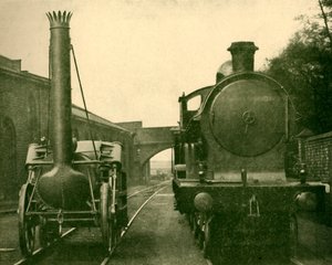 Un modelo a tamaño real del Rocket de Stephenson junto a una locomotora de la clase George the Fifth, Londres