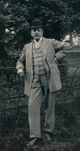Un caballero con traje y sombrero bombín, c1910 de Unbekannt