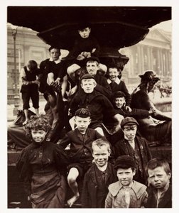 Un grupo de niños frente a la fuente Steble, Liverpool, tomada por un fotógrafo desconocido alrededor de 1905 de Unbekannt
