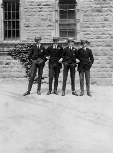 Un grupo de escolares o estudiantes, c. 1900s-1930s