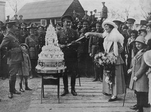 Una boda caqui: Cortando el pastel de bodas con la espada del novio, 1915 de Unbekannt
