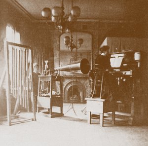 Una pianista en el primer estudio de Emil Berliner en Londres, Cockburn Hotel, 1898 de Unbekannt