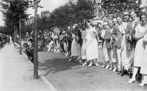 Una fila de personas, c. 1920s de Unbekannt