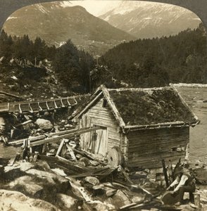 Un molino de troncos y una rueda de molino de agua, en el río Stalheims, Naerodal, Noruega, c1905 de Unbekannt