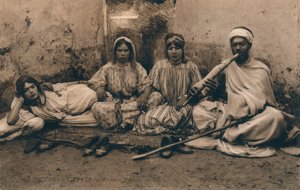 Una fotografía que muestra a personas árabes tradicionales