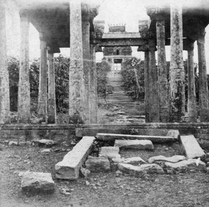 Un templo en ruinas cerca de Madrás, India, 1874 de Unbekannt