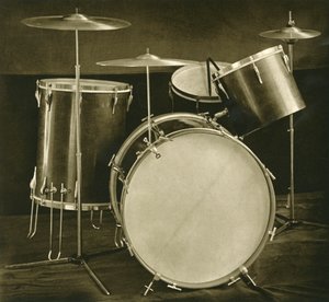 Un conjunto de instrumentos de percusión tambores y platillos de fabricación checoslovaca, 1948 de Unbekannt