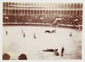 Fotografía de una corrida de toros frente a una gran multitud en la plaza de toros Las Ventas del Espíritu Santo, Madrid, tomada por un fotógrafo desconocido alrededor de 1930 de Unbekannt