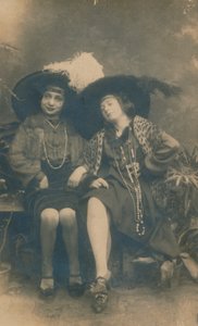 Fotografía de estudio de dos damas, c1910