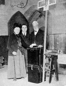 Una mujer registrando su voto en la urna, c1922 de Unbekannt