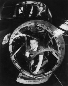 Una mujer trabajando en un bombardero Lancaster, Segunda Guerra Mundial, 1940s de Unbekannt