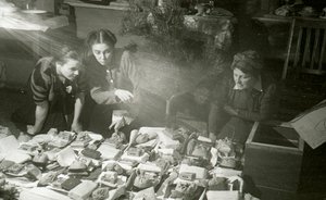 Actrices del Teatro de Arte de Moscú preparando regalos para el Ejército Rojo, URSS, 1943 de Unbekannt
