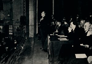 Dirigiéndose a una reunión pública en Finsbury Park, 1924, 1945