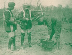 Fotógrafos aéreos ajustando arneses de paracaídas antes de ascender, c1917 1919 de Unbekannt