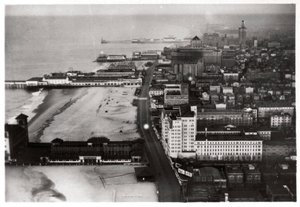 Vista aérea de Atlantic City, Nueva Jersey, EE.UU., desde un Zeppelin, 1930-1933