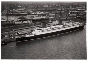 Vista aérea del puerto de Bremen, Alemania, y el transatlántico Europa, desde un Zeppelin, c. 1931 1933 de Unbekannt