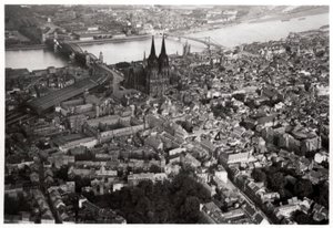 Vista aérea de Colonia, Renania del Norte-Westfalia, Alemania, desde un Zeppelin, c1931 1933 de Unbekannt