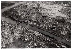 Vista aérea de Sevilla, España, desde un zepelín, 1929-1933