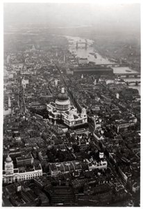 Vista aérea de la Catedral de San Pablo, Londres, desde un Zeppelin, 1931 1933 de Unbekannt