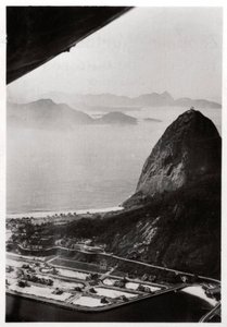 Vista aérea del Pan de Azúcar, Río de Janeiro, Brasil, desde un Zeppelin de Unbekannt