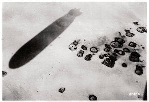 Vista aérea de un asentamiento en el desierto, con una sombra proyectada por un Zeppelin, 1931 1933 de Unbekannt