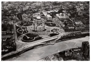 Vista aérea de la Catedral de Cristo Salvador, Moscú, URSS, desde un zepelín, 1930-1933