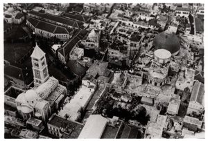 Vista aérea de la Iglesia del Santo Sepulcro, Jerusalén, Palestina, desde un zepelín, 1931-1933