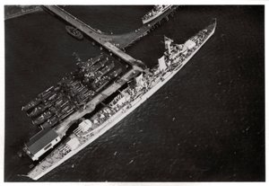 Vista aérea del crucero ligero alemán Karlsruhe, desde un Zeppelin, c1931 1933 de Unbekannt