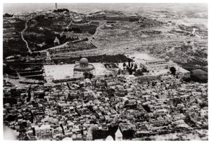 Vista aérea de la Mezquita de Omar, Jerusalén, Palestina, desde un Zeppelin, 1931-1933 de Unbekannt
