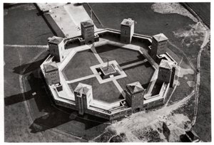 Vista aérea del Memorial de Tannenberg, cerca de Olsztynek, Polonia, desde un Zeppelin, c1931 1933 de Unbekannt