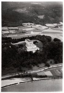 Vista aérea del Templo Walhalla, cerca de Ratisbona, Alemania, desde un zepelín, c. 1931-1933