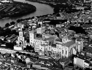 Vista aérea del Palacio de los Papas (1335-1355) y la Catedral Notre Dame des Doms (Notre-Dame-des-Doms) (siglo XII). Aviñón, Vaucluse de Unbekannt